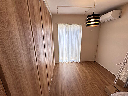 明るい光が差し込む南向きの4.77帖の洋室