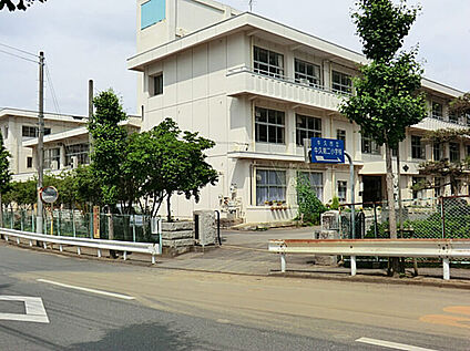 牛久市立牛久第二小学校 約550m(徒歩約7分)