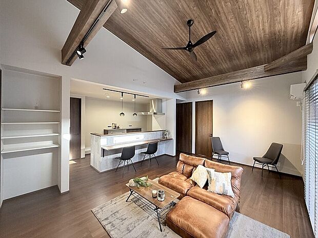 【リビング】リビングは梁にダクトレール照明を配置し、お洒落な雰囲気で落ち着いた空間に。