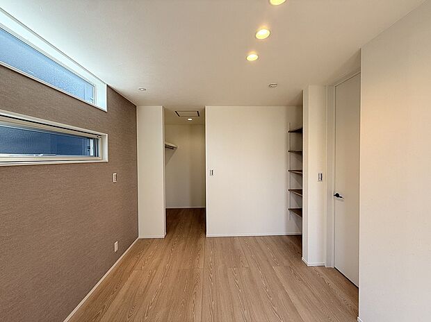 【寝室】寝室は、グレーのアクセントクロスを採用し落ち着いた空間に仕上げました。