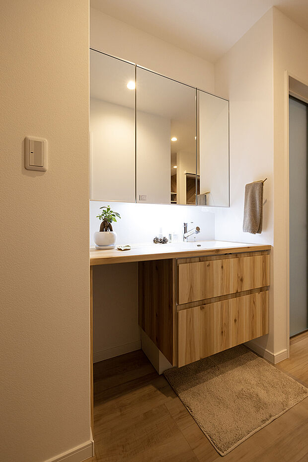 【当社施工例【洗面スペース】】ジャパンティな洗面スペース。一日の始まりと終わりに立つ洗面スペースは、シンプルで洗練された空間にすることで穏やかな一日を過ごせそう。
