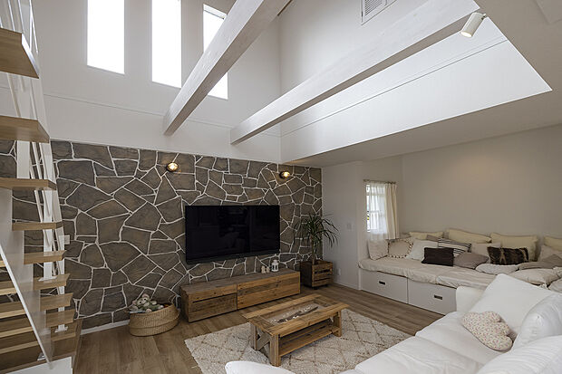 【当社施工例【吹抜けリビングルーム】】吹抜けで明るいリビング♪家族団欒で思いっきりまったりできる空間に仕上がりました。当社は思わず帰ってきたくなるような、、そんなお家造りのサポートをさせていただきます！