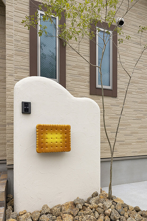 【■ポスト】珍しいクッキー型の可愛いポスト♪一つでみるとインパクト大ですが、他をシンプルナチュラルに纏めているのでバランス◎