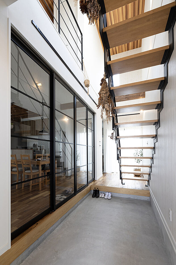 【■土間】まるでカフェのような土間を設けたお家♪思わず帰りたくなるような、そんなお家造りのお手伝いをさせていただきます♪