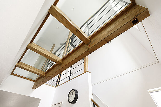 【■廊下】2階廊下をスケルトンにすることで、1階に明るさと抜け感とユーモアを♪