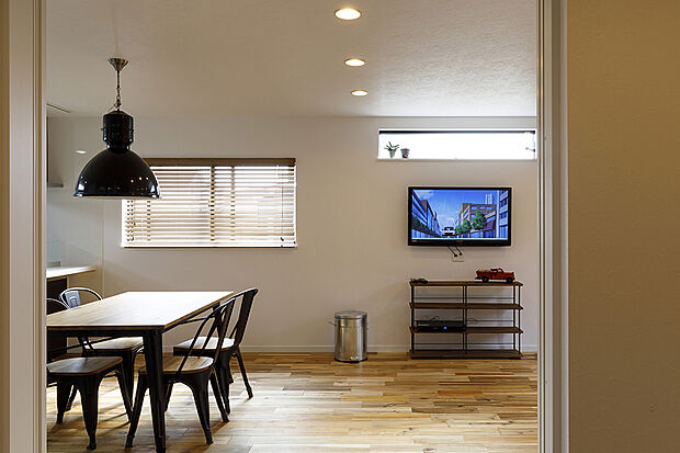 【当社施工例【フローリング】】一見シンプルですが無垢材のフローリングとインパクト抜群な照明器具で雰囲気◎無垢材は経年変化を楽しめるので、こだわりのお家を造りたい方におすすめです♪