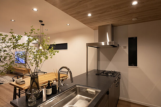 【■キッチン】シンプルでモダンなおしゃれキッチン♪全体的にシックにまとめ、さらにダウンライトで雰囲気抜群な空間に！