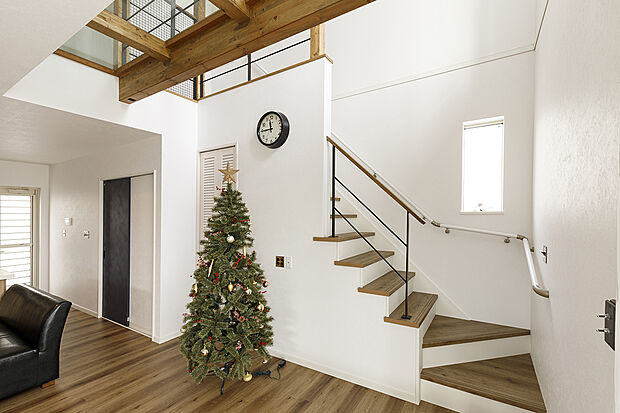 【■吹抜け】吹抜けを採用し、2階床をスケルトンにすることで抜け感のあるおしゃれなお家に♪