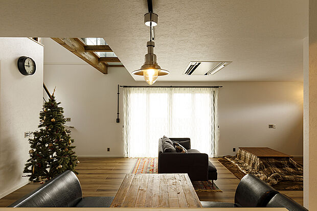 【当社施工例【リビング】】照明からスイッチ、細部までこだわりを詰めた28坪のお家♪2階床をスケルトンにすることで抜け感溢れる素敵ハウスに仕上がりました♪