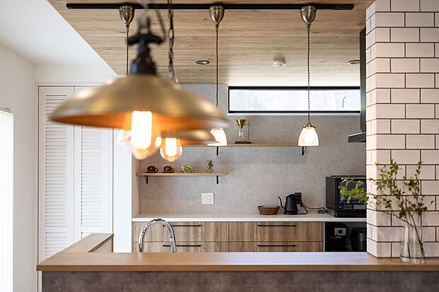 【当社施工例【キッチン】】毎日のお料理時間が楽しくなりそうなカフェ風キッチン♪真鍮のペンダントライトがポイント高！お部屋の印象を左右する素敵な照明取り揃えております！