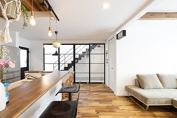 【当社施工例【LDK】】キッチンに横並びのダイニングはご飯を運ぶのもアクセスしやすく、忙しい毎日にとてもありがたい動線！カウンターでは軽く食事をしたいときや、夫婦で晩酌にも♪素敵な時間を過ごせそう♪