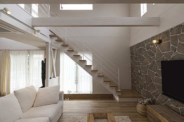 【当社施工例【階段】】吹抜けリビングに解放感ある階段はどこか非日常的で魅力的♪