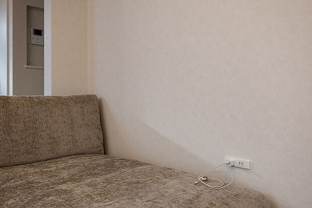 【■コンセント】以外と大重要なのがコンセントの位置と数。ソファに合わせて設置場所を考えられたコンセントは一番使用頻度が高くなるかもしれません…！