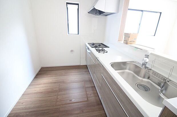 収納力豊富、爽やかなシステムキッチンを用意しております。さっと拭き取るだけで汚れが簡単にとれますので、キッチンスペースをいつでもすっきりとお使い頂けます。