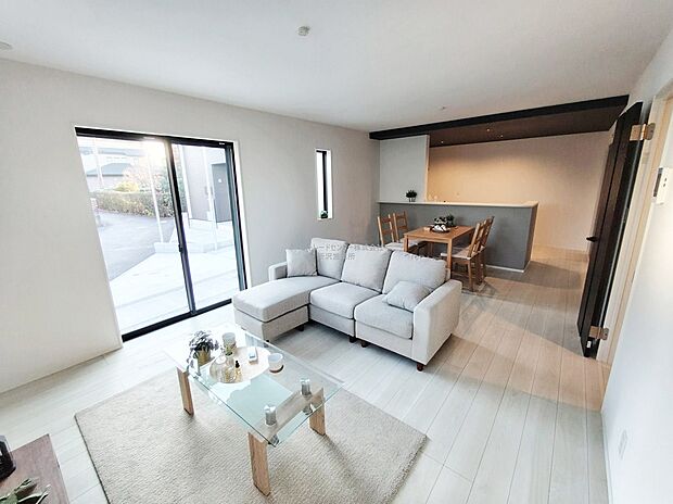 広々としたLDKに、自分好みのインテリアでレイアウト。季節ごとに模様替えなども、楽しみの一つとなりそうです。