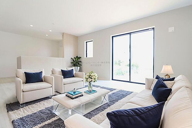 明るく開放感のあるリビング。対面式キッチンは、いつでもご家族を感じられる空間作りの重要ポイントになりそうです。※家具をCGで加工しています。家具付き販売ではございません。