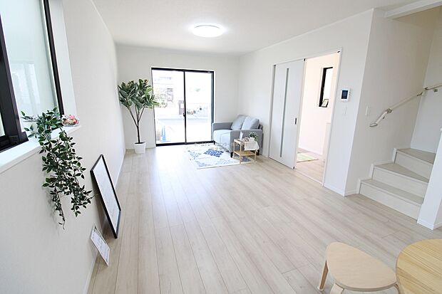 明るく開放感のあるリビング。対面式キッチンは、いつでもご家族を感じられる空間作りの重要ポイントになりそうです。