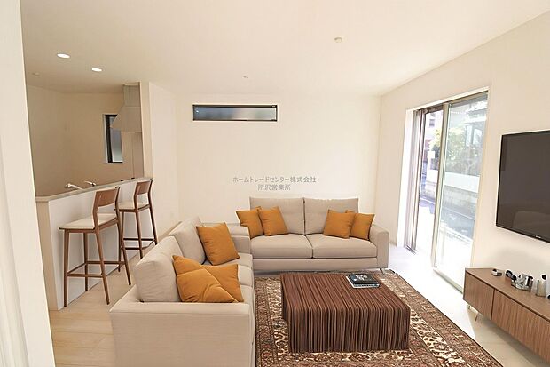 明るく開放感のあるリビング。対面式キッチンは、いつでもご家族を感じられる空間作りの重要ポイントになりそうです。※家具をCGで加工しています。家具付き販売ではございません。