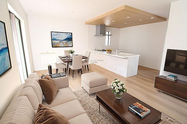 広々としたLDKに、自分好みのインテリアでレイアウト。季節ごとに模様替えなども、楽しみの一つとなりそうです。※家具をCGで加工しています。家具付き販売ではございません。