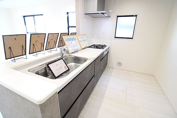 大容量の収納スペースは取り出しやすく、しまいやすいスライドタイプ、大きな鍋などの調理器具や、調味料も出し入れしやすいですね。