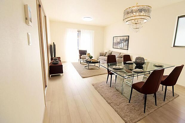 明るく開放感のあるリビング。対面式キッチンは、いつでもご家族を感じられる空間作りの重要ポイントになりそうです。※家具をCGで加工しています。家具付き販売ではございません。