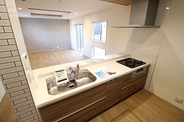 収納力豊富、爽やかなシステムキッチンを用意しております。さっと拭き取るだけで汚れが簡単にとれますので、キッチンスペースをいつでもすっきりとお使い頂けます。