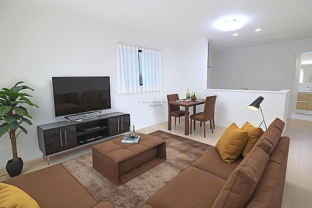 明るく開放感のあるリビング。対面式キッチンは、いつでもご家族を感じられる空間作りの重要ポイントになりそうです。※家具をCGで加工しています。家具付き販売ではございません。