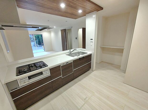 収納力豊富、爽やかなシステムキッチンを用意しております。さっと拭き取るだけで汚れが簡単にとれますので、キッチンスペースをいつでもすっきりとお使い頂けます。