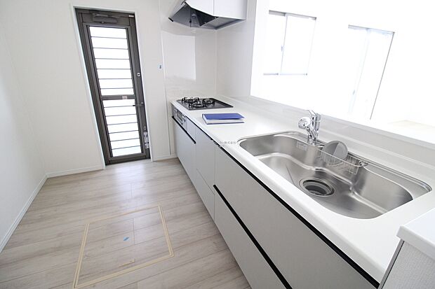 収納力豊富、爽やかなシステムキッチンを用意しております。さっと拭き取るだけで汚れが簡単にとれますので、キッチンスペースをいつでもすっきりとお使い頂けます。