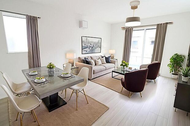 明るく開放感のあるリビング。対面式キッチンは、いつでもご家族を感じられる空間作りの重要ポイントになりそうです。※家具をCGで加工しています。家具付き販売ではございません。