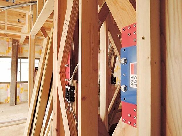 住宅の持っている、もともとの耐震性能を維持していくために重要な役割を果たす制振装置『SAFE365』。高層ビルの制震装置にも使われている粘弾性素材を活用したもので、優れた地震エネルギーの吸収を実現しま