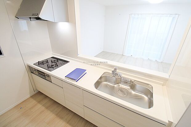 収納力豊富、爽やかなシステムキッチンを用意しております。さっと拭き取るだけで汚れが簡単にとれますので、キッチンスペースをいつでもすっきりとお使い頂けます。