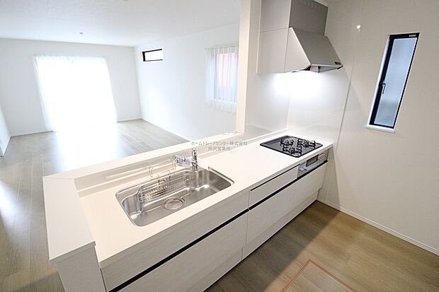 収納力豊富、爽やかなシステムキッチンを用意しております。さっと拭き取るだけで汚れが簡単にとれますので、キッチンスペースをいつでもすっきりとお使い頂けます。