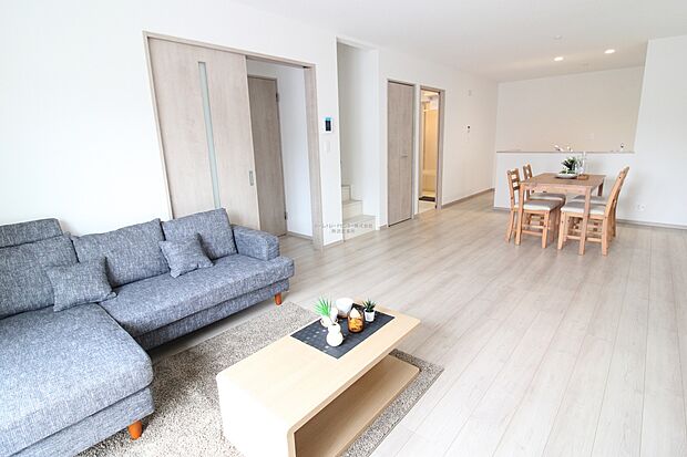 明るく開放感のあるリビング。対面式キッチンは、いつでもご家族を感じられる空間作りの重要ポイントになりそうです。