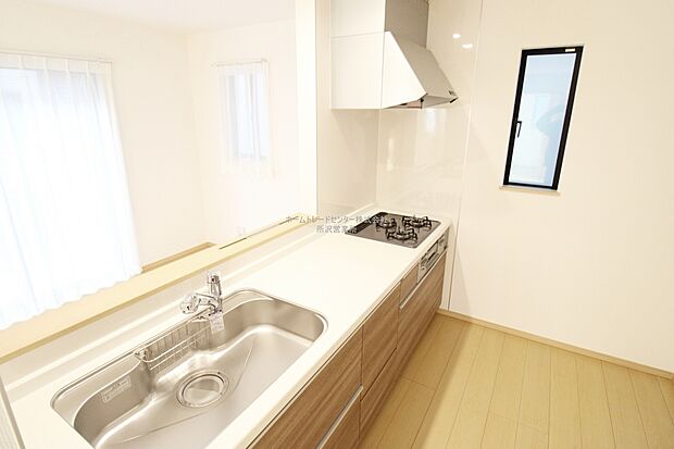 収納力豊富、爽やかなシステムキッチンを用意しております。さっと拭き取るだけで汚れが簡単にとれますので、キッチンスペースをいつでもすっきりとお使い頂けます。