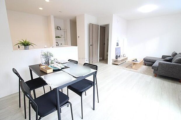 ここにはみんなが集い、食事と楽しい会話が始まる。話に夢中になりすぎて、ついつい時を忘れ時間が過ぎてしまう。そんな束の間の幸せを感じさせてくれる場所となることでしょう。