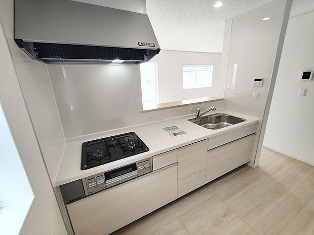 収納力豊富、爽やかなシステムキッチンを用意しております。さっと拭き取るだけで汚れが簡単にとれますので、キッチンスペースをいつでもすっきりとお使い頂けます。