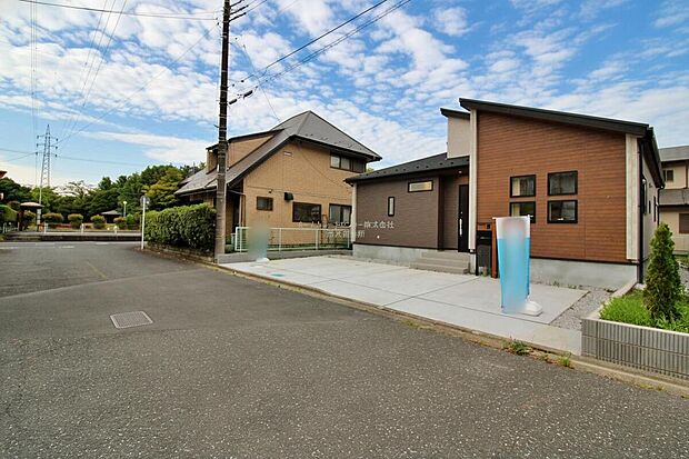 『１号棟』
住環境良好な人気の低層住居専用地域に立地しております。守られた環境は、お子様との暮らしにもおすすめです。空が広く大きく感じる安らぎ溢れる住環境です。