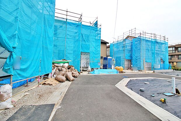 全棟敷地１３０平米超えのゆとりのお住まい。カースペース車種により２台可能！住人以外の車の進入も少なく、小さなお子様を持つご家庭にも安心ですね。