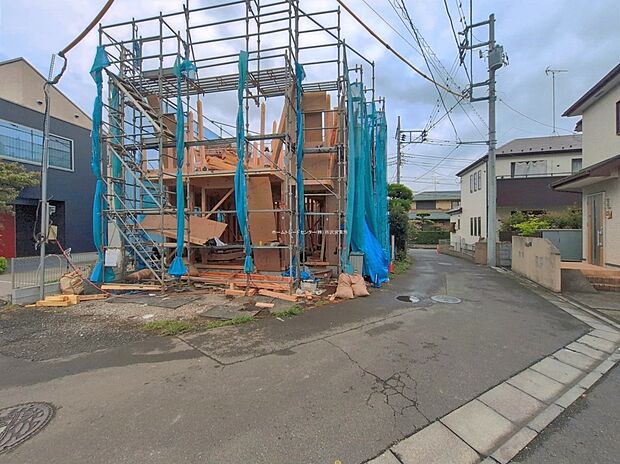 『１号棟』
ひとたび扉を開けばそこに待っているのは上質な空間とマイホームでの新生活をイメージさせる優雅なひととき。「この家なら…」ではなく「ここに住みたい♪」と思う感動をお届けいたします。
