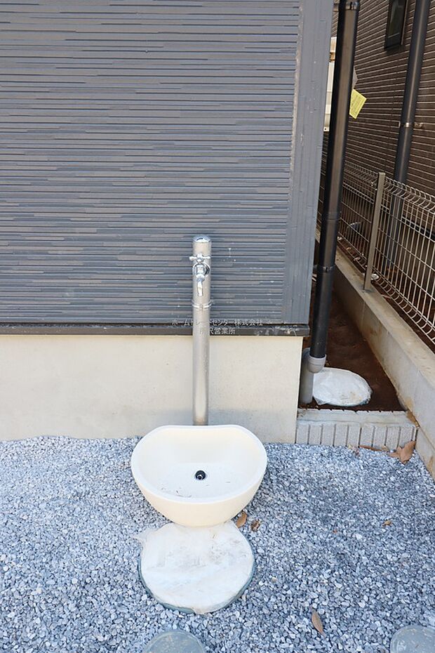 【【外水栓】】バーベキューなど、お庭でアウトドアを楽しむ方にとっては、外に水栓があれば家の中から水を運び出す手間が省けます。洗車の際にも便利です♪