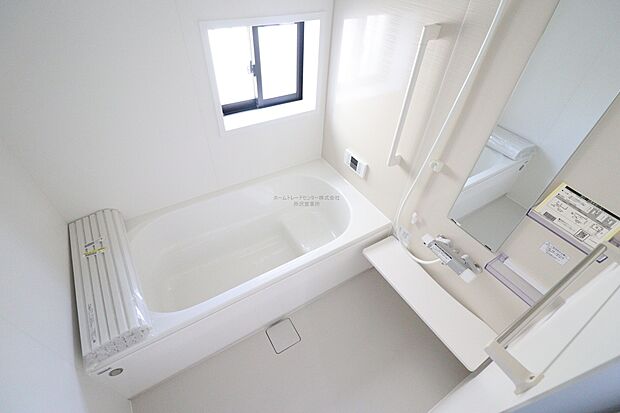 【浴室】清潔感あるホワイトカラーであしらいシャープな空間を演出。一日の疲れを癒してくれる場所だからこそ、一番落ち着く場所で有り続けます。追い炊き機能も搭載！！