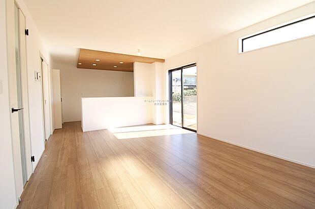 【リビング】キッチンの横には大きなパントリーを設けました。そのまま食材の保管庫としてお使い頂いても良いですし、1階は何かと物が多くなるので、お掃除道具やお子様のおもちゃ収納にお使い頂いても良いかと思います。