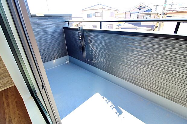 【バルコニー】バルコニーは、洗濯物や布団を干すだけでなく、暖かな陽射しや爽やかな風を存分に取り込み、お部屋に解放感をもたらします☆幅が広めのバルコニーなので家事もしやすいですね♪