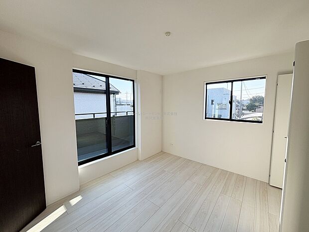 【洋室】お陽さまの光をさわやかな風をたっぷりとりこめます。室内はいつも明るい印象なので気持ちの良い朝を迎えられます。毎日の生活も明るくなりそうです。