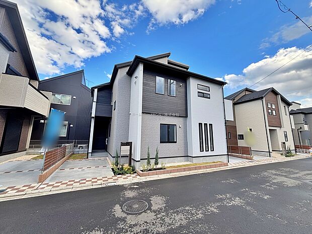 【現地外観写真】『１住宅性能評価で耐震等級３（最高等級）を取得！お客様を守る大切な住宅だからこそ、第三者の検査を受けて安心して住んでいただける住宅をご案内させて頂きます。その頑丈さを、ぜひ現地にてご体感くださいませ。