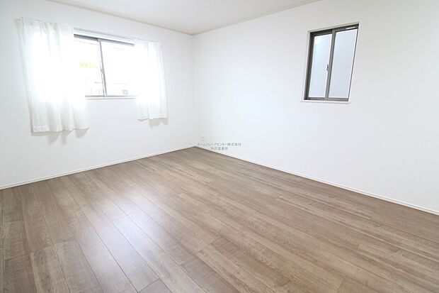 【リビング】2階をリビングにすることで、陽当たりが良くなり、人目も気にならずプライバシーを確保することが出来ます。陽当たり・風通し共に良好で、ご家族みんなで過ごす空間をより居心地良くしてくれます。