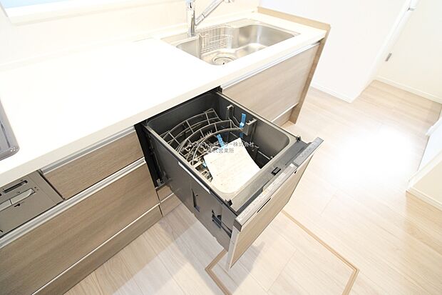 【食器洗浄乾燥機】忙しい奥様の味方、後片付けもラクラクなビルトイン食洗機付き。洗い終わった食器の水切りや乾燥としても便利です。
