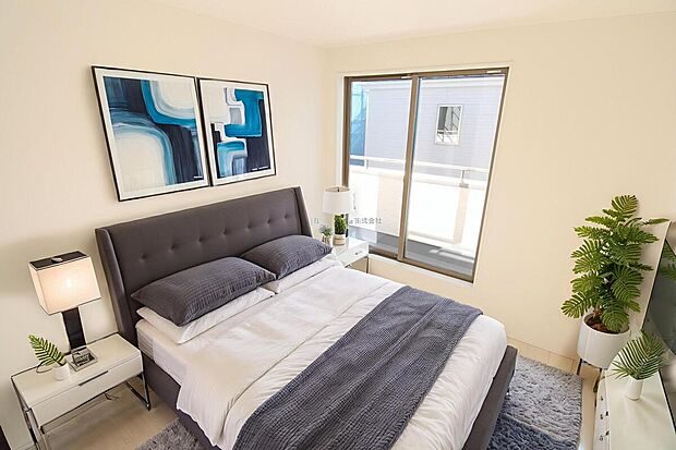 【洋室】大きなベッドを置いてもゆとりのある広さ！収納完備しておりますので、家具が少なく済みます！お掃除もラクラクですね♪※家具をCGで加工しています。家具付き販売ではございません。