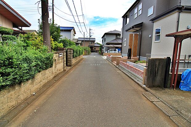 【前面道路含む現地写真】ひとたび扉を開けばそこに待っているのは上質な空間とマイホームでの新生活をイメージさせる優雅なひととき。「この家なら…」ではなく「ここに住みたい♪」と思う感動をお届けいたします。